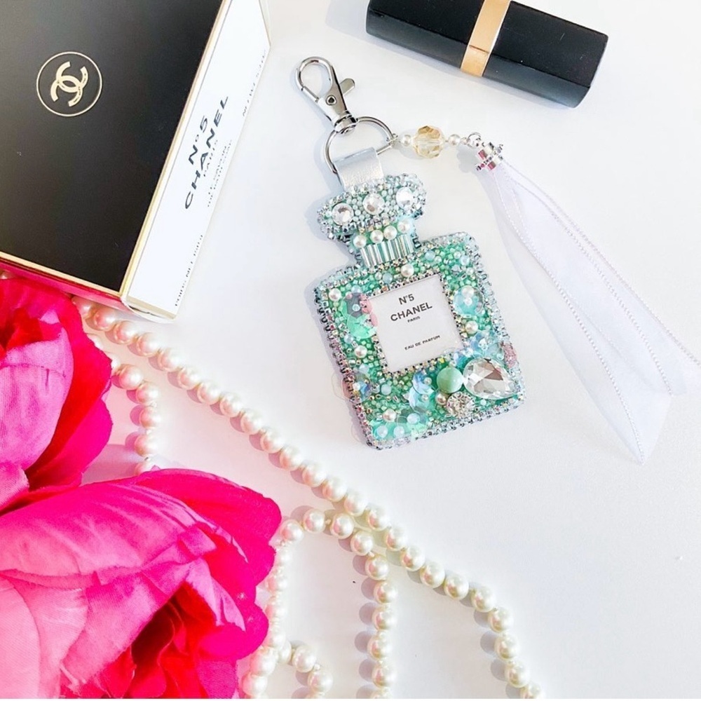 Chanel N°5 Perfume Bottle Bag Charm/ Key Ring - Handmade Embroidery Turquoise - Picture 5 of 5